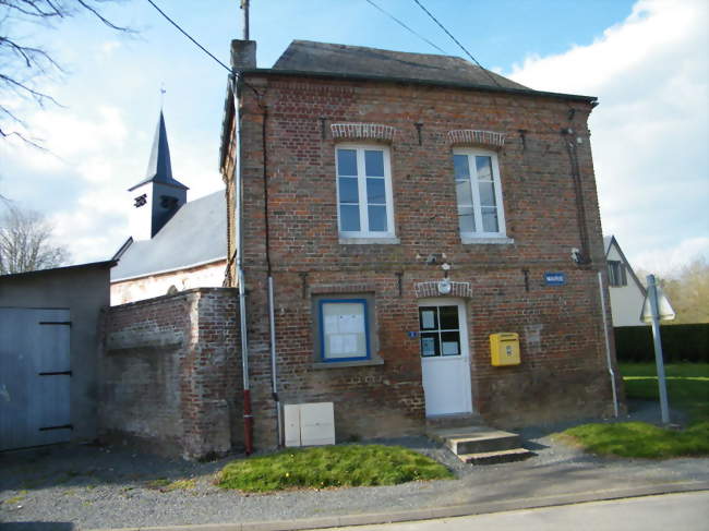 La mairie tourne le dos à l'église - Framicourt (80140) - Somme