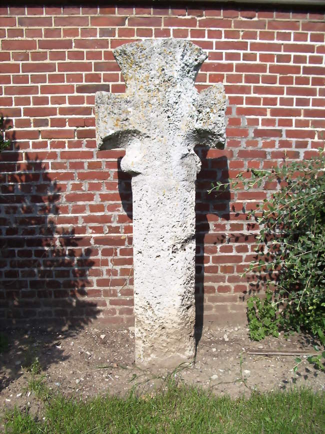 Croix de pierre typique du Vimeu - Fressenneville (80390) - Somme
