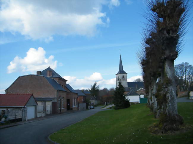 La place et son armée de tilleuls émondés - Frucourt (80490) - Somme