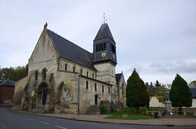 L'église Saint-Pierre et le monument-aux-morts - Guerbigny (80500) - Somme