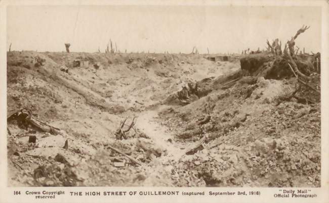 Daily Mail Postcard -The High Street of Guillemont - Guillemont (80360) - Somme