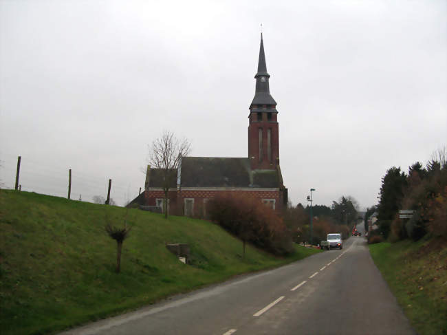 L'entrée du village avec la silhouette élancée de l'église - Guyencourt-Saulcourt (80240) - Somme