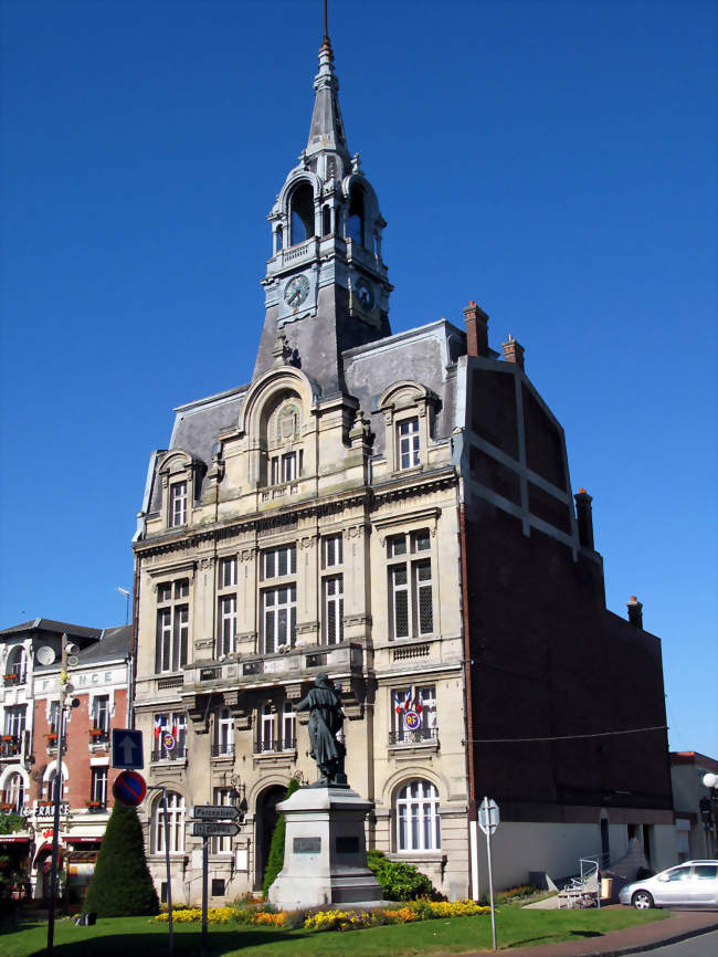 Hôtel de ville de Ham avec statue du Général Foy - Ham (80400) - Somme