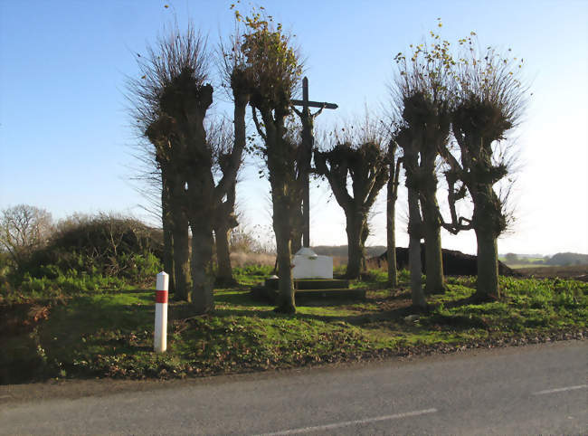 Le calvaire, à l'entrée du village, en venant de Vraignes-en-Vermandois - Hancourt (80240) - Somme