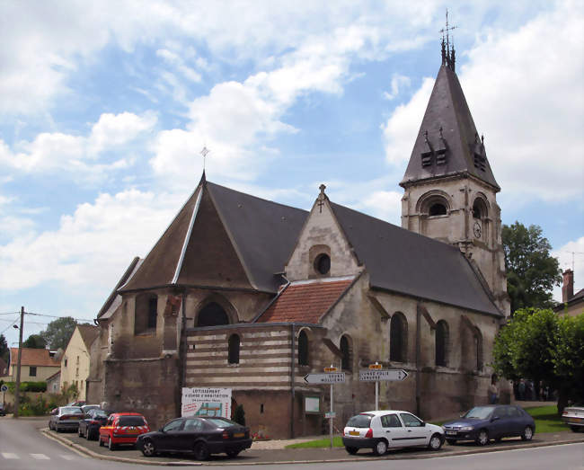 L'église, aperçue en venant du pont de la Somme et de Bourdon (Somme) - Hangest-sur-Somme (80310) - Somme