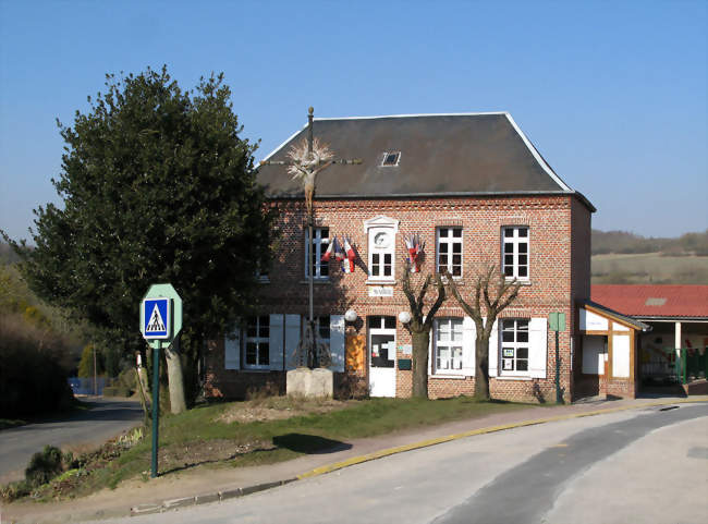 La mairie et le calvaire de fer forgé - Havernas (80670) - Somme