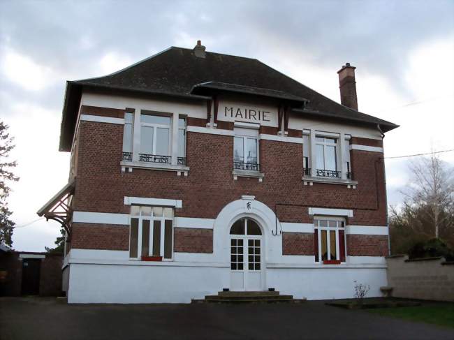 La mairie est juste en face de l'église, de l'autre côté de la rue - Hesbécourt (80240) - Somme