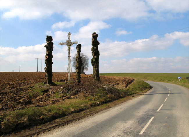 Le calvaire non loin du village, sur la route d'Arquèves - Léalvillers (80560) - Somme