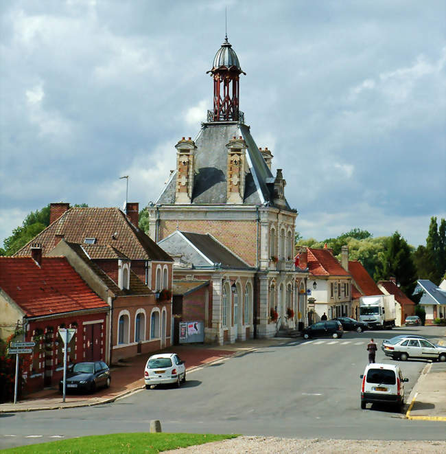 La place centrale et l'hôtel-de-ville, vus depuis la petite esplanade du château - Long (80510) - Somme