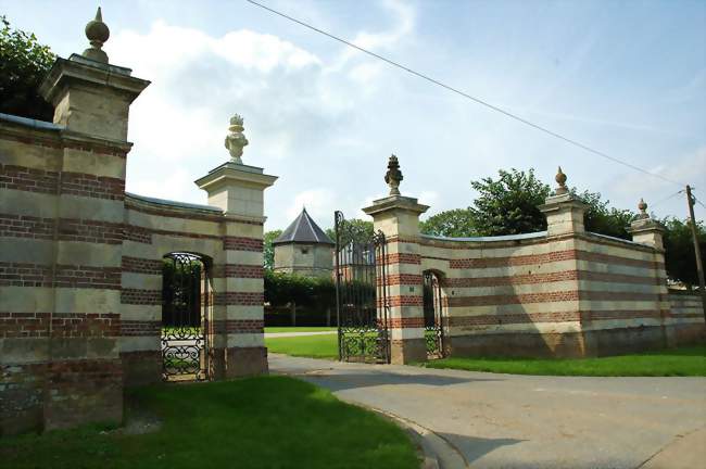 Entrée du château vue sous un angle permettant d'apercevoir le colombier - Marieux (80560) - Somme