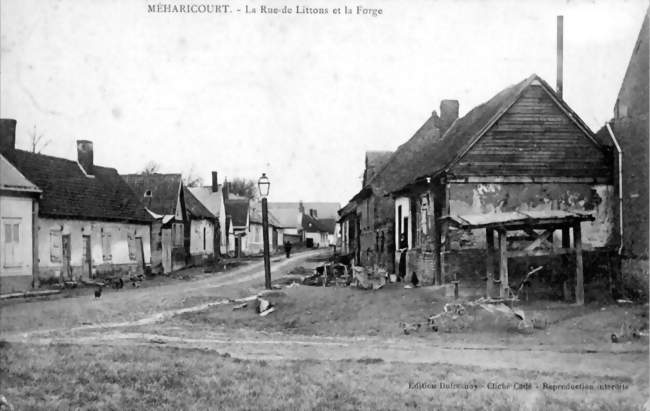 La rue de Lihons vers 1905 et le travail à ferrer - Méharicourt (80170) - Somme