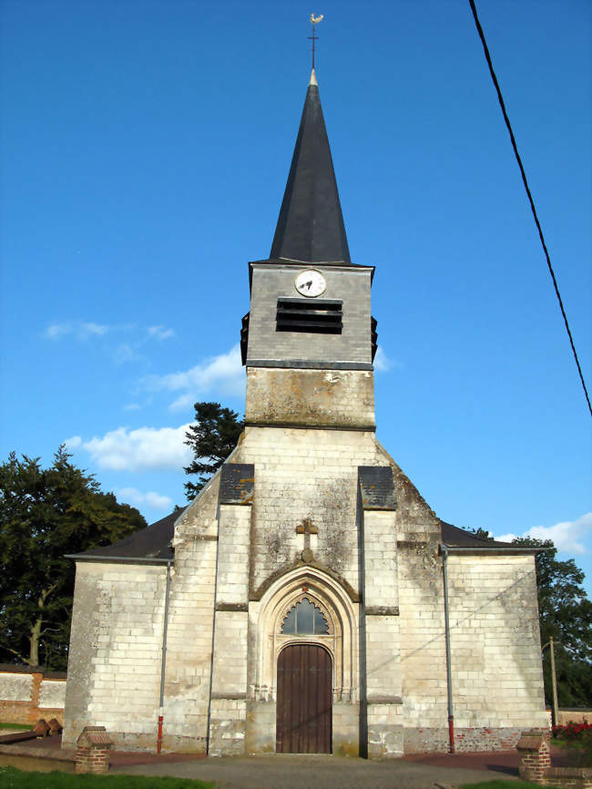 L'église se dresse au milieu de la place, au sud de l'entrée du château - Mérélessart (80490) - Somme
