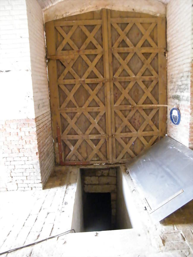 L'entrée du souterrain-refuge dans l'église - Mesnil-Domqueur (80620) - Somme