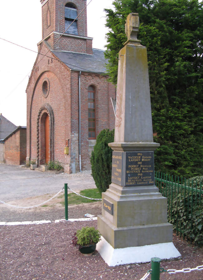 Le monument aux morts et l'église - Montagne-Fayel (80540) - Somme