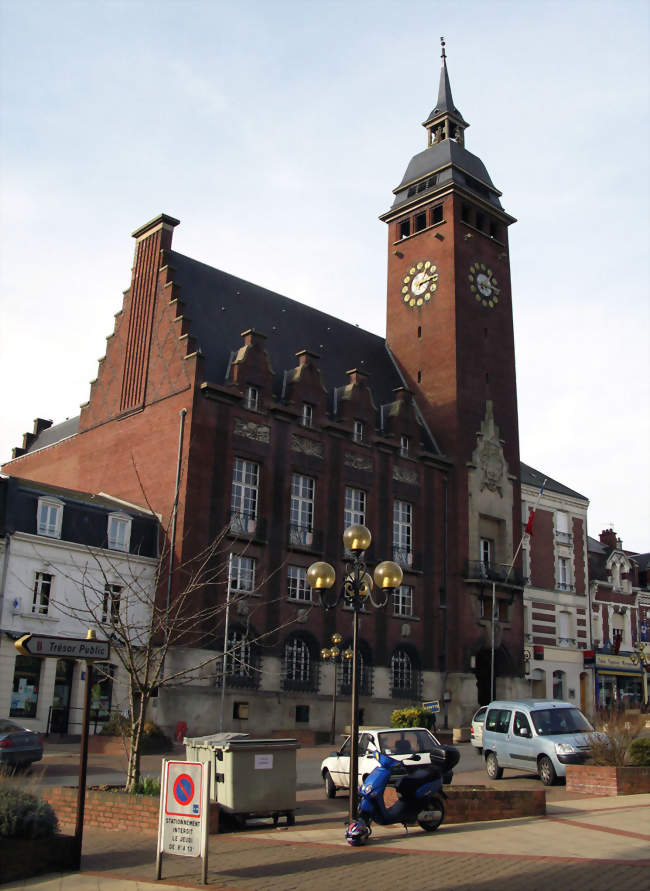 L'Hôtel-de-ville et son beffroi haut de 48 m - Montdidier (80500) - Somme