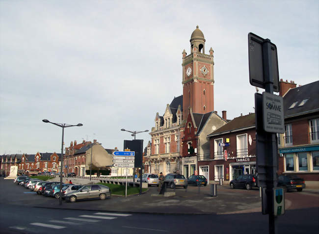 La Grand-Place, avec (à gauche) le monument aux Morts, et (au centre) l'hôtel de ville - Moreuil (80110) - Somme