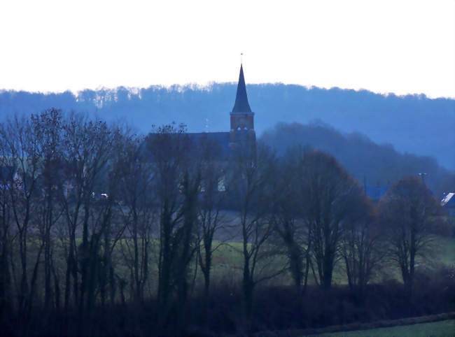L'église aperçue entre les arbres - Mouflers (80690) - Somme