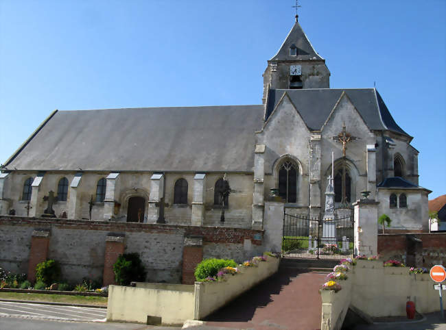 L'église, entourée du cimetière, a une silhouette particulièrement massive - Naours (80260) - Somme