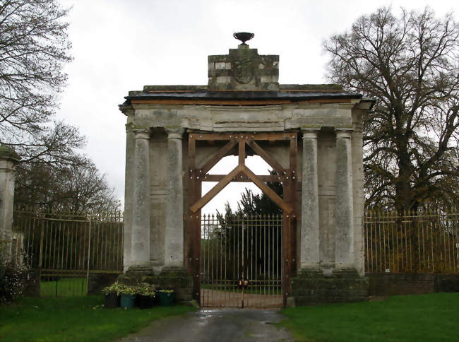 L'entrée du château a besoin d'une restauration - Oissy (80540) - Somme