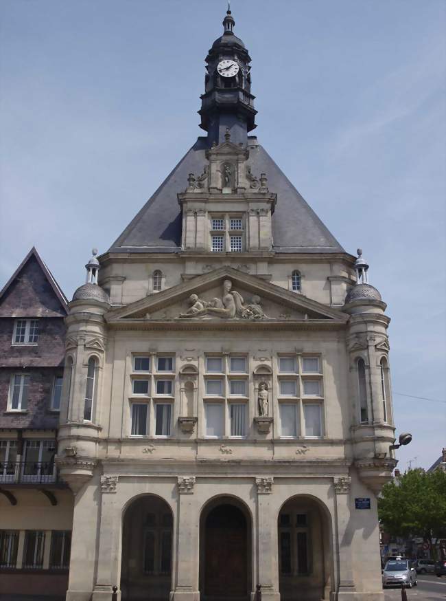 Façade renaissance de l'Hôtel de Ville de Péronne - Péronne (80200) - Somme