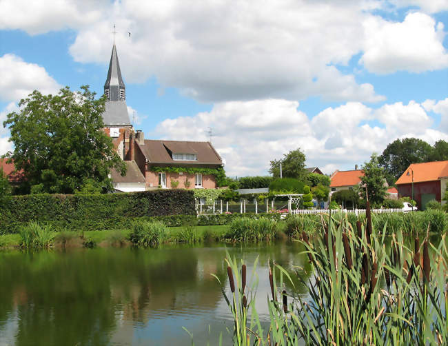 La mare du village avec ses bords verdoyants - Pissy (80540) - Somme