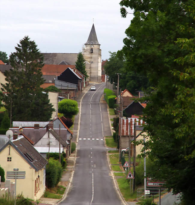 La commune est traversée par la route qui va de Pas-en-Artois à Amiens - Puchevillers (80560) - Somme