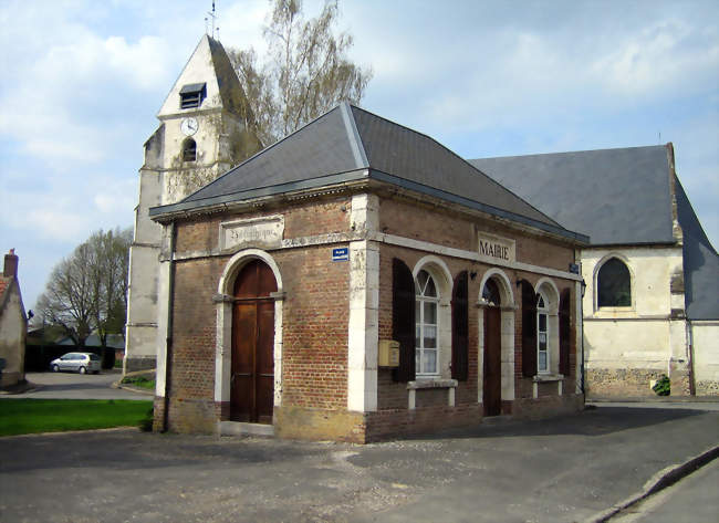 La mairie et l'église - Quesnoy-sur-Airaines (80270) - Somme