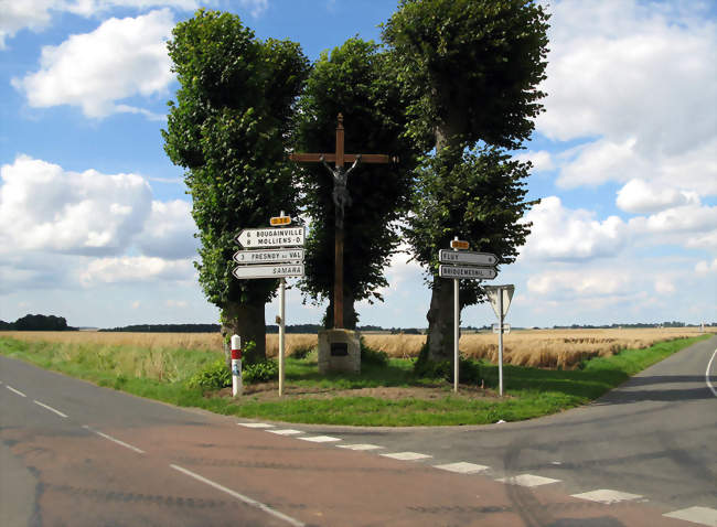 Calvaire à la sortie du bourg, en direction de Fluy - Quevauvillers (80710) - Somme