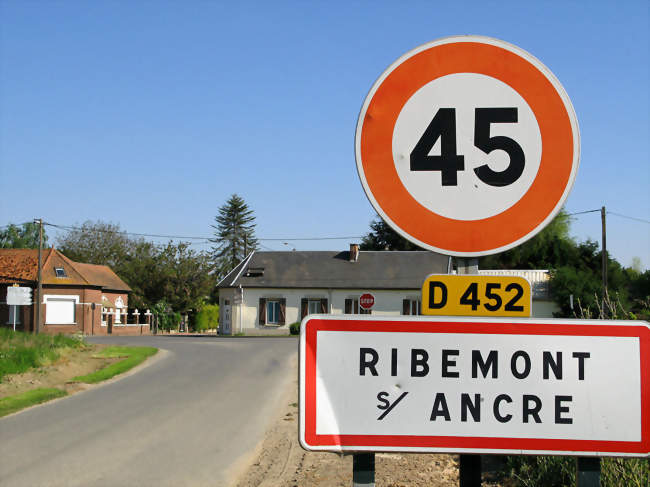Panneau situé juste après le cimetière militaire - Ribemont-sur-Ancre (80800) - Somme