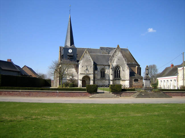 L'église et le monument aux morts vus depuis la place centrale - Saint-Maxent (80140) - Somme