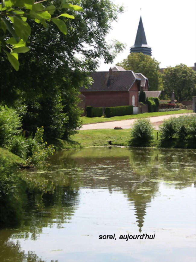 Vue de l'église sur la mare de Sorel - Sorel (80240) - Somme