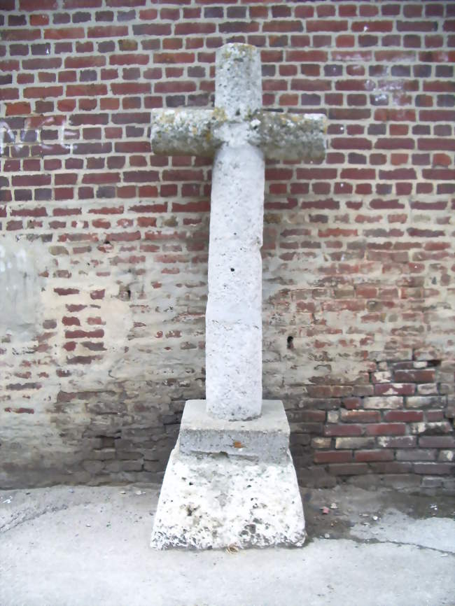 La croix médiévale en tuf, typique du Vimeu - Tully (80130) - Somme