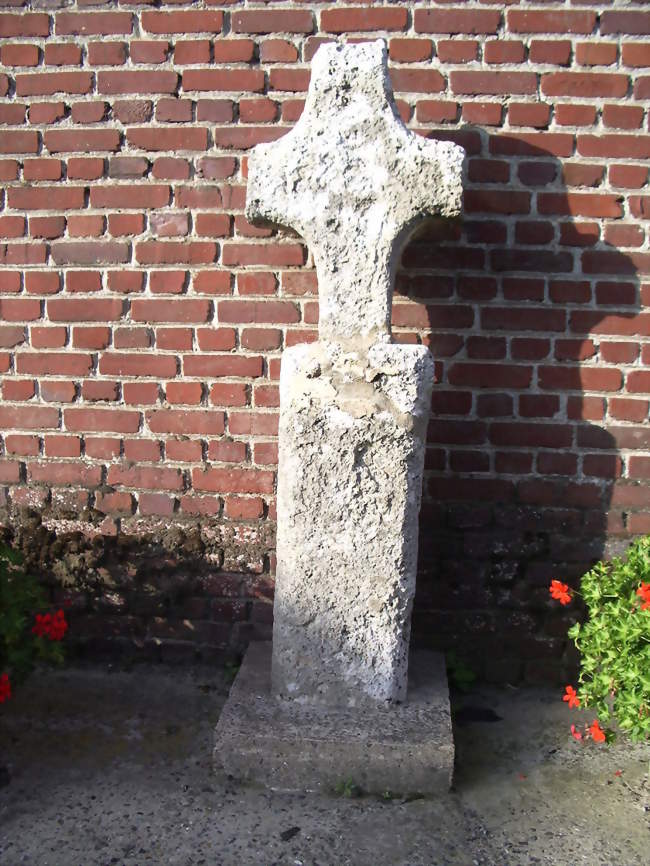 Une des croix de tuf typiques du Vimeu - Vaudricourt (80230) - Somme