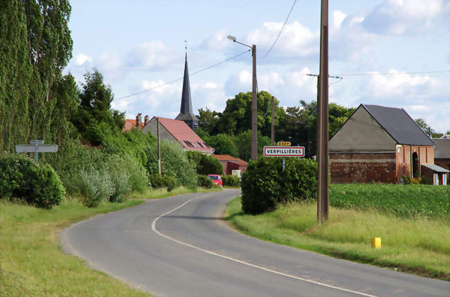 Entrée dans le village, en venant de Roye - Verpillières (80700) - Somme