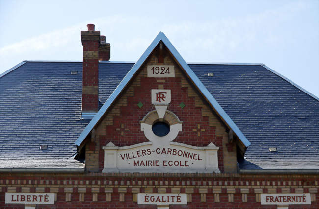 Fronton de la mairie-école - Villers-Carbonnel (80200) - Somme