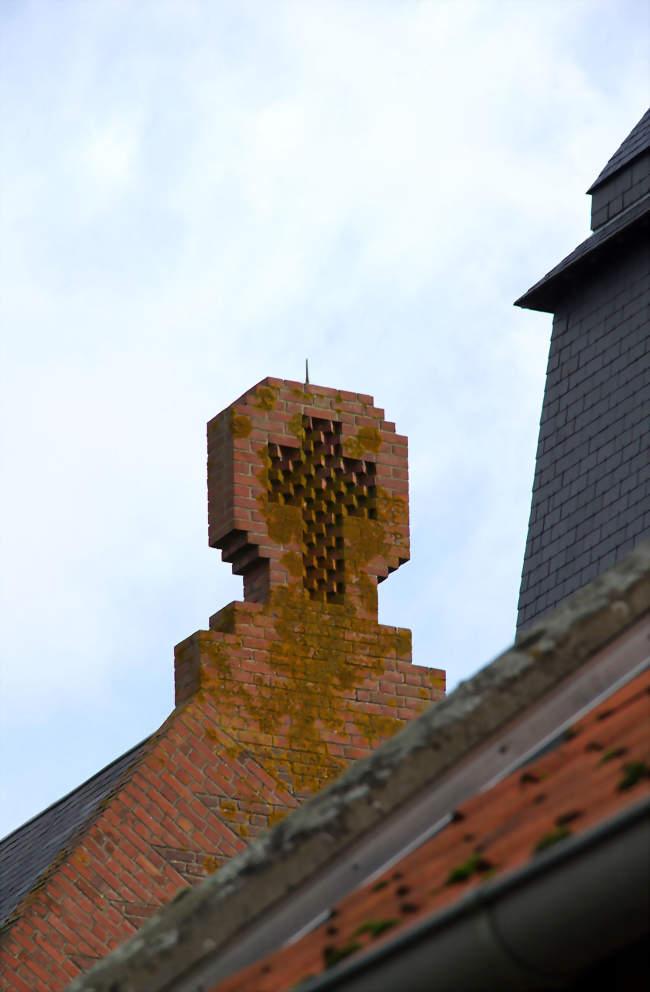 Détail de l'église Saint-Rémi - Croix de briques assemblées en pointes de diamant - Villers-lès-Roye (80700) - Somme