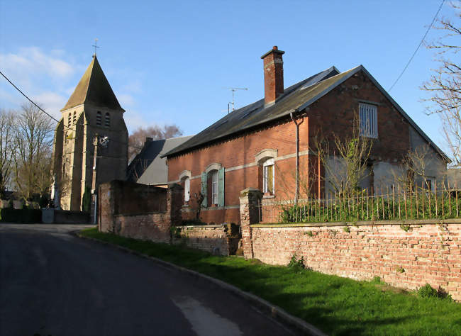 La rue menant de la mairie à l'église et au monument aux morts - Vraignes-en-Vermandois (80240) - Somme