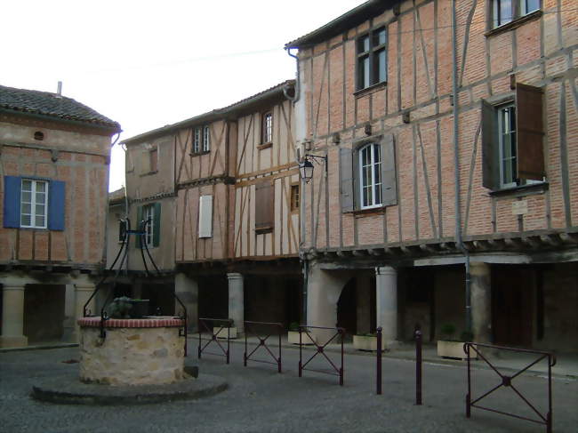 Maisons à colombages sur la place - Montdragon (81440) - Tarn