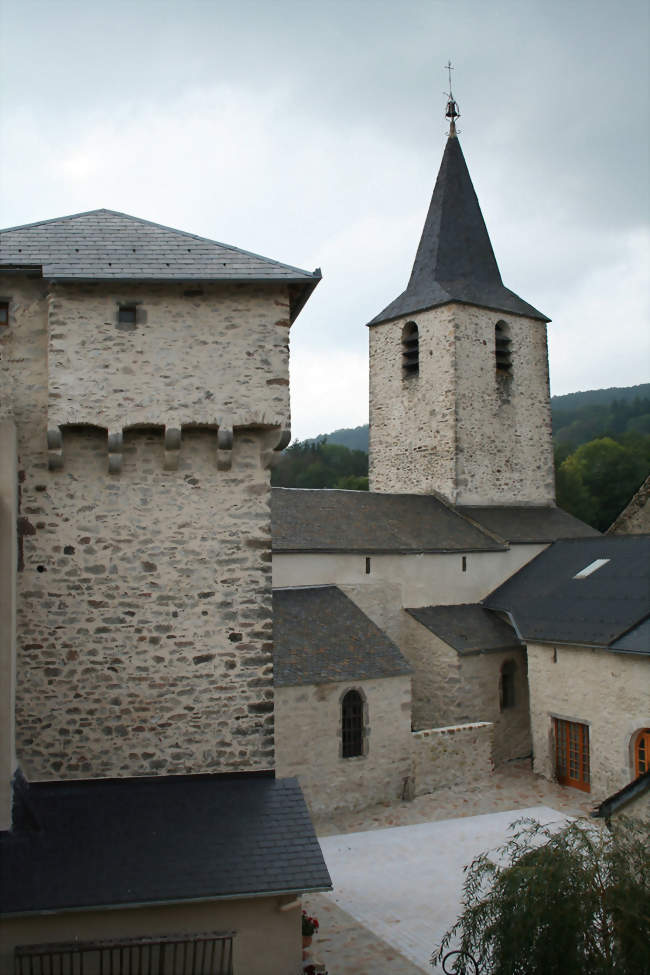 Château et église Saint-Victor - Nages (81320) - Tarn