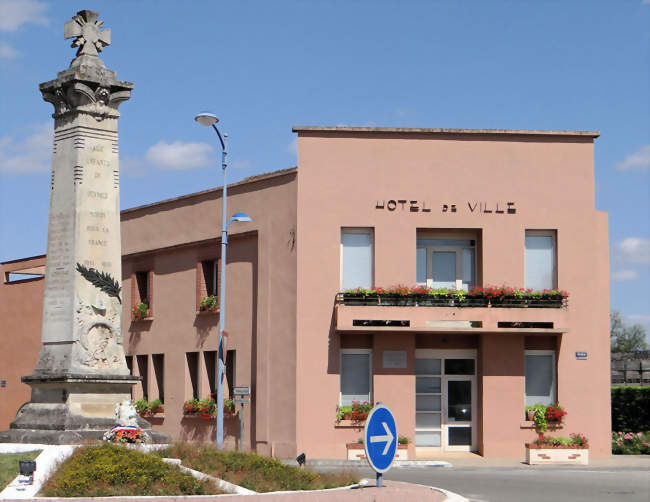 Monument aux morts et hôtel de ville - Reyniès (82370) - Tarn-et-Garonne