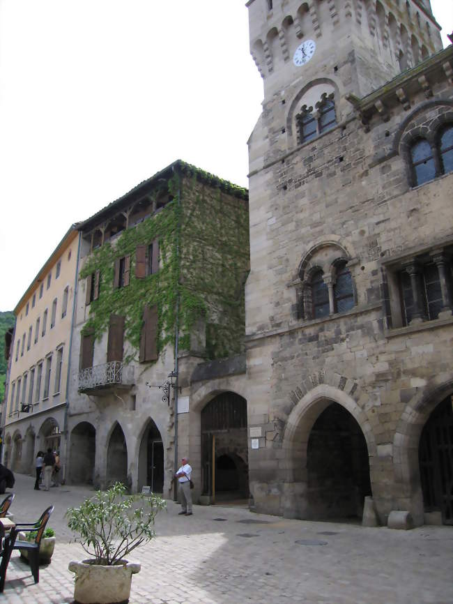 Façades place des halles avec le beffroi de l'hôtel de ville - Saint-Antonin-Noble-Val (82140) - Tarn-et-Garonne