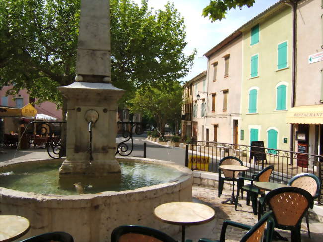 La place centrale d'Aiguines - Aiguines (83630) - Var