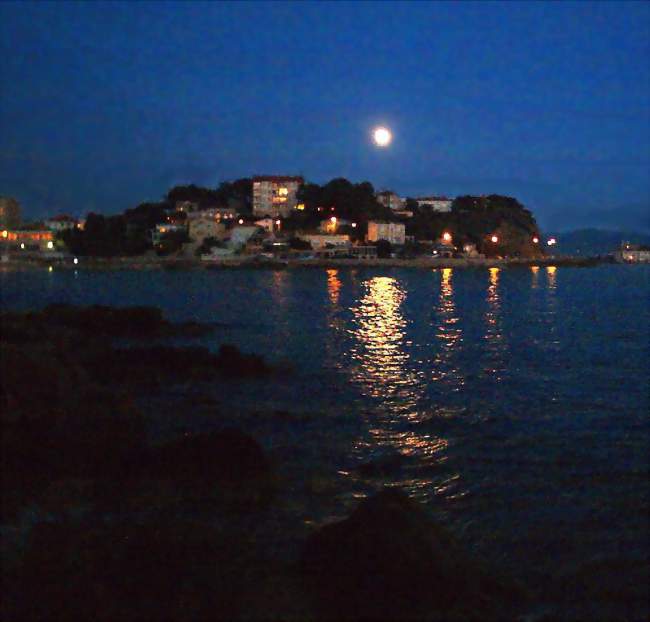 Bandol vu des calanques le soir en été - Bandol (83150) - Var