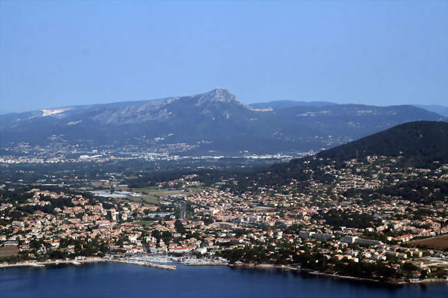 Le bourg, vu d'avion - Carqueiranne (83320) - Var