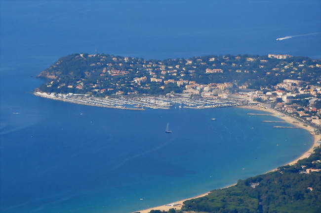 Vue aérienne de la baie et du port de Cavalaire - Cavalaire-sur-Mer (83240) - Var