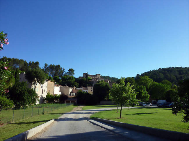 Le village vu du parking de léglise - Montfort-sur-Argens (83570) - Var