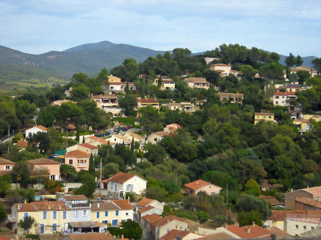 Le bourg vu de la chapelle Sainte-Croix - Pierrefeu-du-Var (83390) - Var