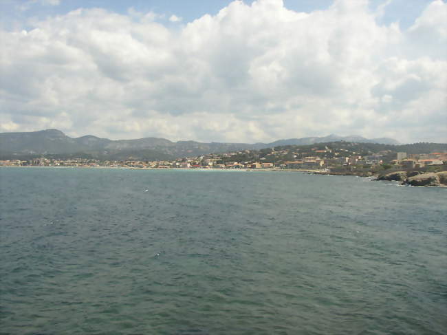 Vue de Six-Fours-les-Plages et Sanary-sur-Mer (à gauche) depuis le cap Nègre - Six-Fours-les-Plages (83140) - Var