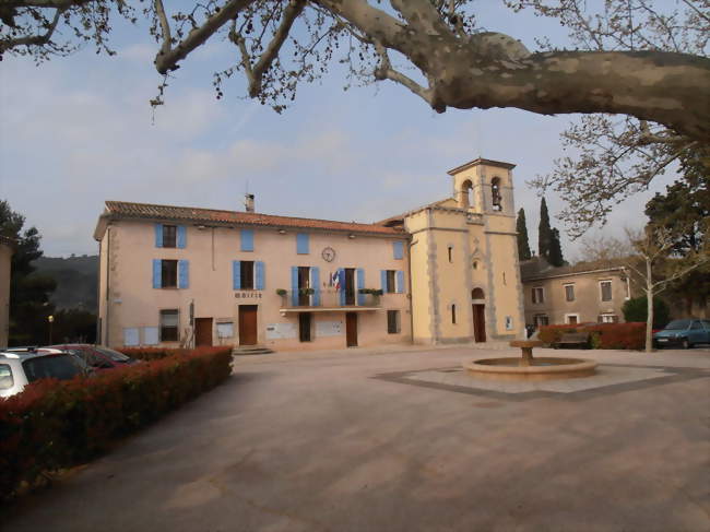 Mairie et la place du village - Le Thoronet (83340) - Var