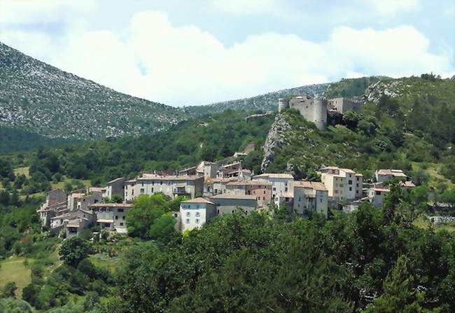 Le village dominé par le château - Trigance (83840) - Var